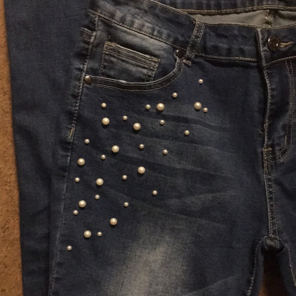 Women’s Style Between Us Pearl Accent Jeans - Picture 2 of 6